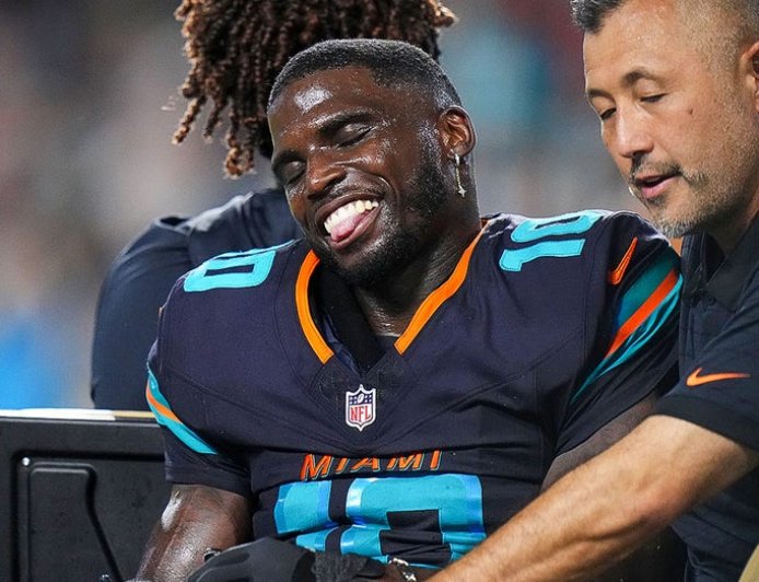 Dolphins star Tyreek Hill carted off field after gruesome knee injury, rushed to hospital