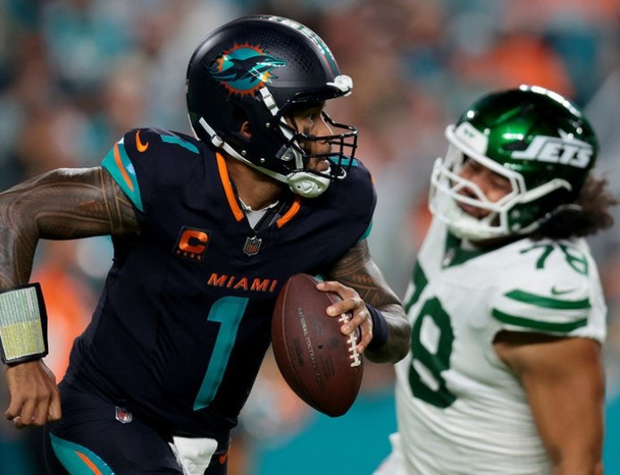 Tua Tagovailoa's nifty flip to Dolphins teammate excites social media