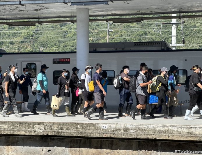 台北101今點燈致敬「鏟子超人」　全台和花蓮同在