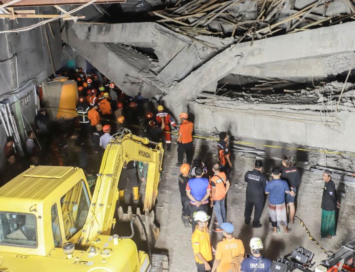 印尼學校違建倒塌！至少1死百傷「65人被埋」　家長崩潰痛哭