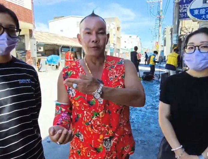 無畏嘲諷!吊車大王攜愛女直衝災區救援 喊話:戰到最後一兵一卒