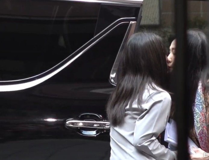快訊/應曉薇再出庭!一下車「又跟愛女親嘴」 北院前上演母女情深