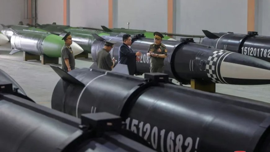 朝鲜领导人金正恩视察新型导弹生产线