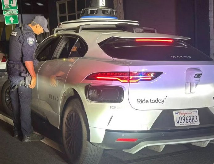 Waymo 无人驾驶汽车违规掉头被拦停,警察却无法开罚单