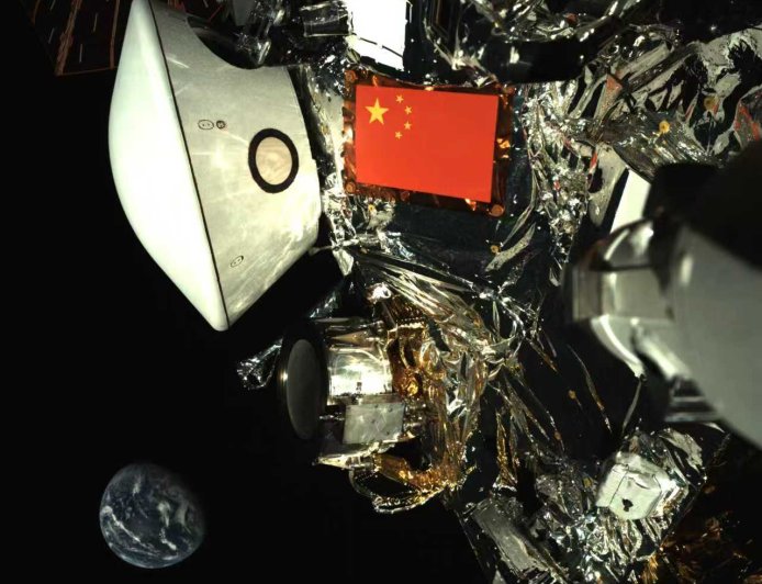 国家航天局发布天问二号探测器与地球合影,五星红旗闪耀太空