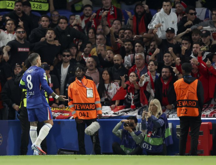 &#8216;Lost his head&#8217; &#8211; Jose Mourinho hailed for &#8216;special&#8217; act during incident which stopped Chelsea match