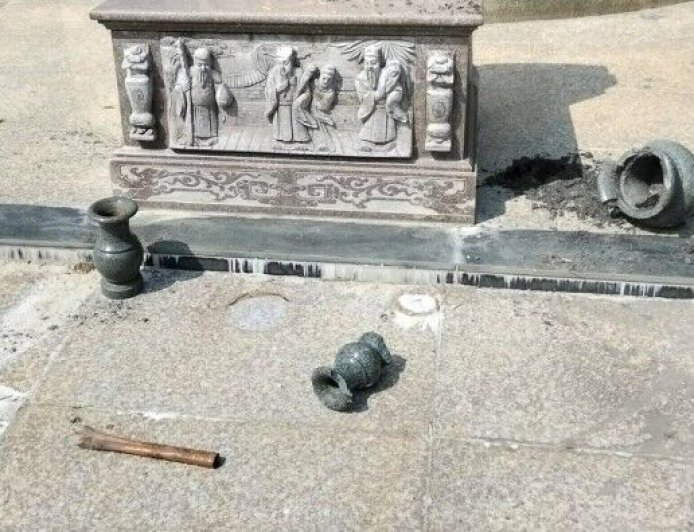 男闖鹿港公墓砸百年古董！香爐花盆碎滿地　里長怒：會有現世報