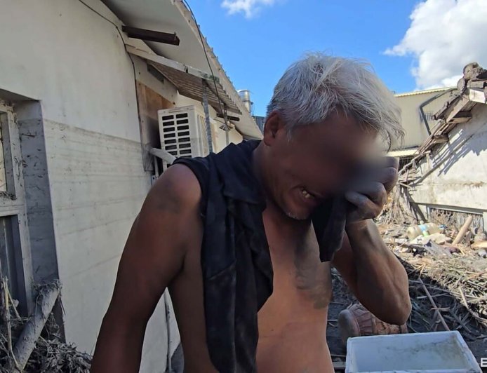 獨／逼哭全網的光復白髮男找到了！「有挖到我媽嗎？」憶母淚崩：她喊阿偉救我