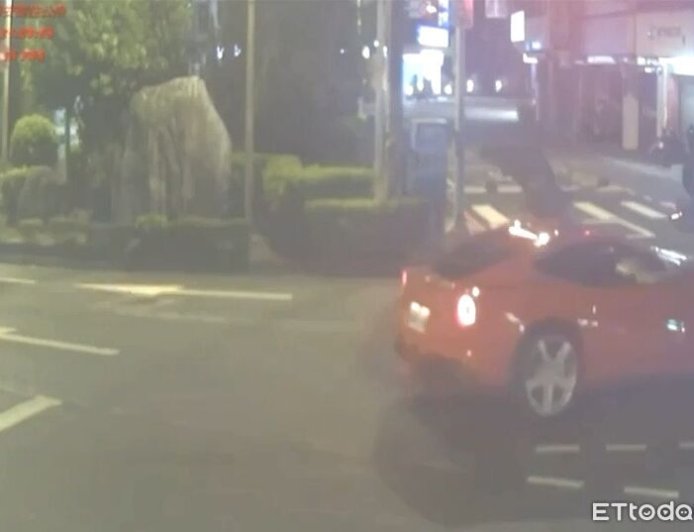 法拉利F12對決Honda重機！騎士遭撞飛坐地茫然　驚人維修價曝