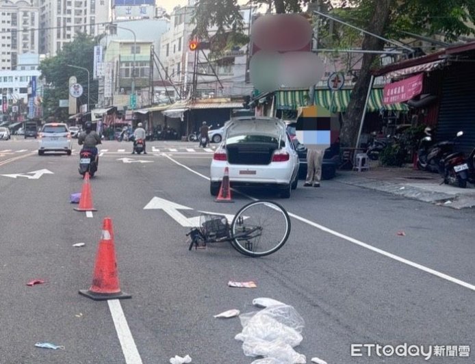 撞擊畫面曝!單車翁「切西瓜左轉」遭轎車擊落 頭部重創亡