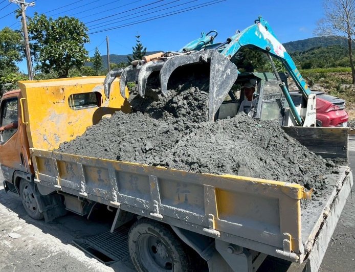 出錢又出力!童子賢、和碩捐2千萬花蓮賑災 調度大量機具協助清淤