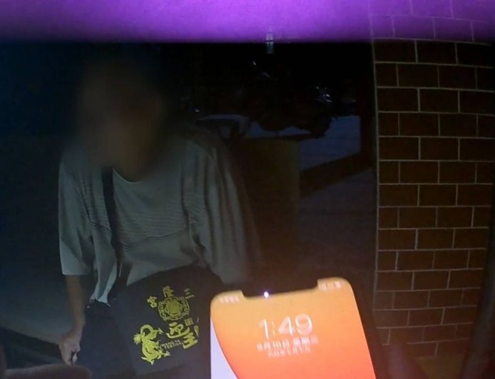 凌晨1點街頭等買早餐！他手表「停格在7點」　暖警揭心酸原因