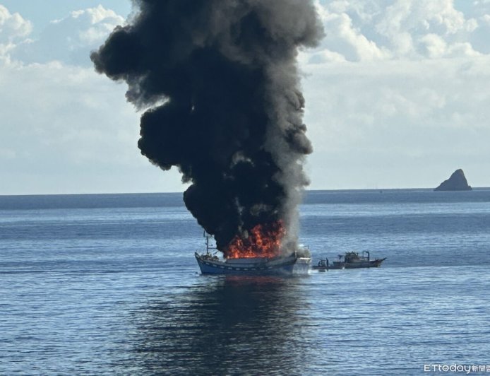 快訊／基隆外木山「漁船火警」濃煙狂竄！　海巡急到場救援7人
