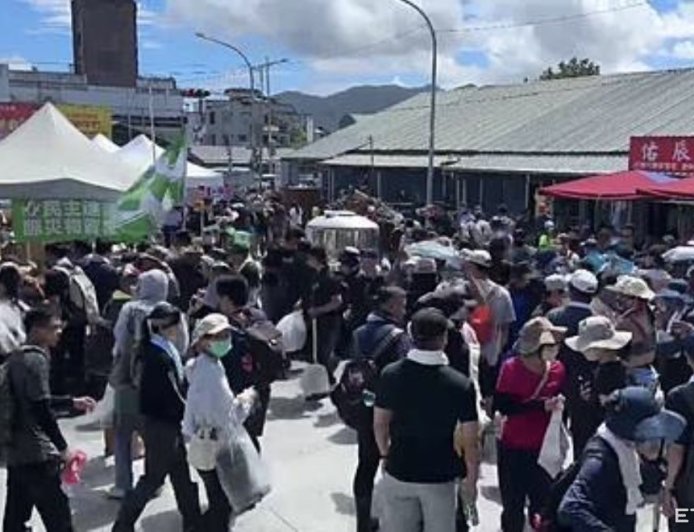 賞月前先鏟泥！連假首日2萬「鏟子超人」湧進光復　驚人畫面曝