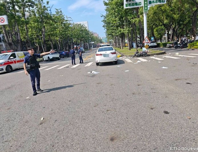 快訊／高雄78歲阿姨騎士闖紅燈！遭休旅車攔腰猛撞　昏迷搶救中