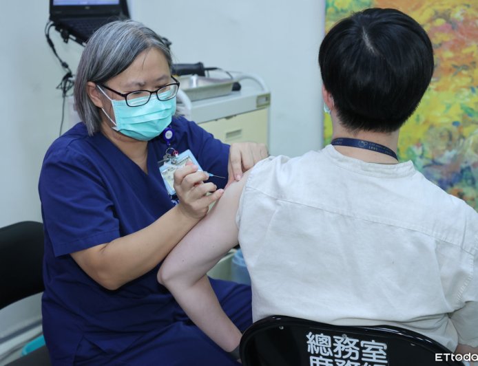 流感疫苗3天近87萬人搶打「明天有望破百萬」　新冠打氣翻5倍