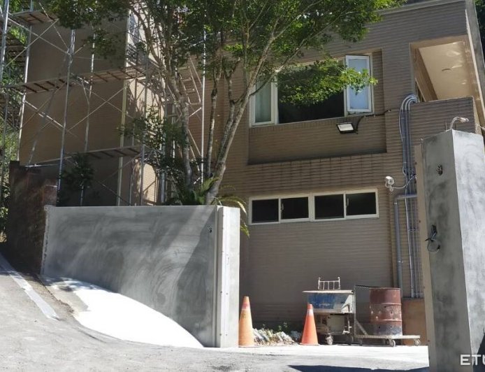 快訊／石碇透天厝貨梯變「大怒神」　2工人急墜5米骨折送醫