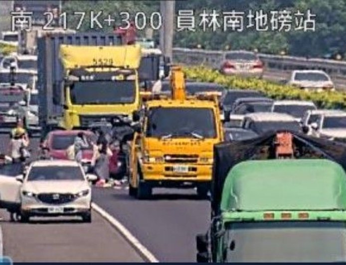 連假首日國1塞爆！中部路段釀13起追撞　彰化＝王田成停車場