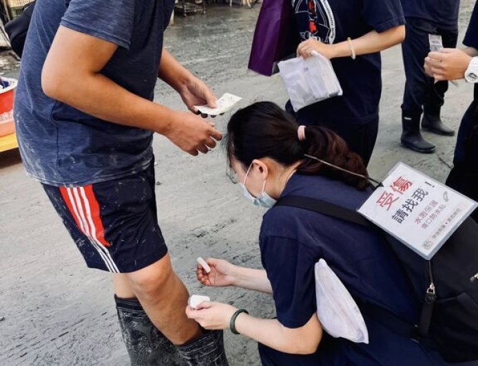 「受傷請找我」慈院護理師穿梭災區　守護災民和鏟子超人畫面曝