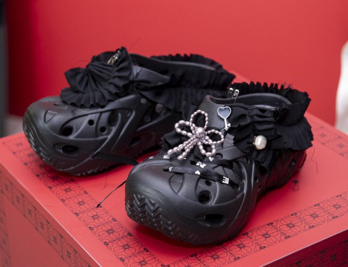 Crocs變走秀鞋！用布料＋鞋扣　設計師JENN LEE大改造成超級時髦款　