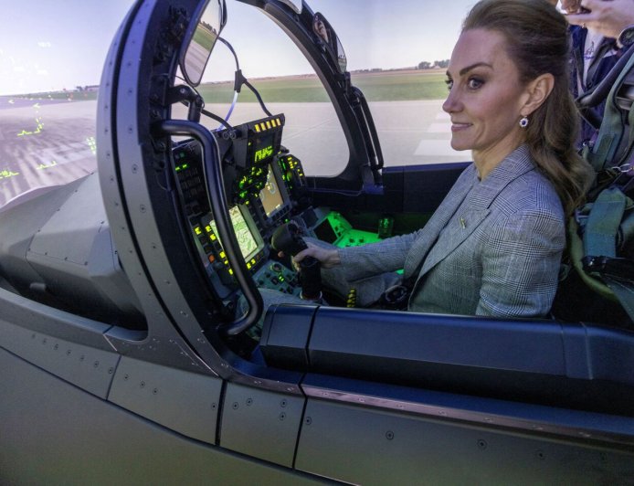 凱特王妃帥氣造訪空軍基地 洩小王子開戰鬥機夢想