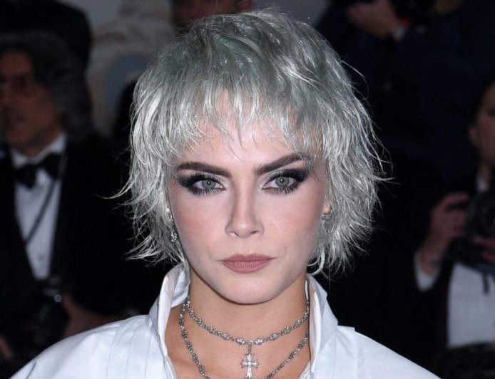 Supermodel Fumes As She's Forced To Wait In Line Due To Security Guard Not Recognizing Her At Paris Fashion Show