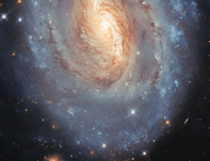 古老恒星与新生星团同框:星系观测偶遇小行星“乱入”,哈勃望远镜意外收获四线轨迹