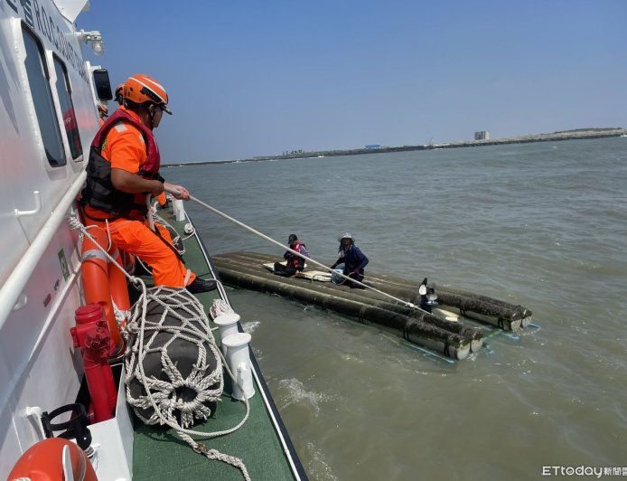 嘉義布袋管筏翻覆!海巡10分鐘趕抵救起2人「1人仍下落不明」