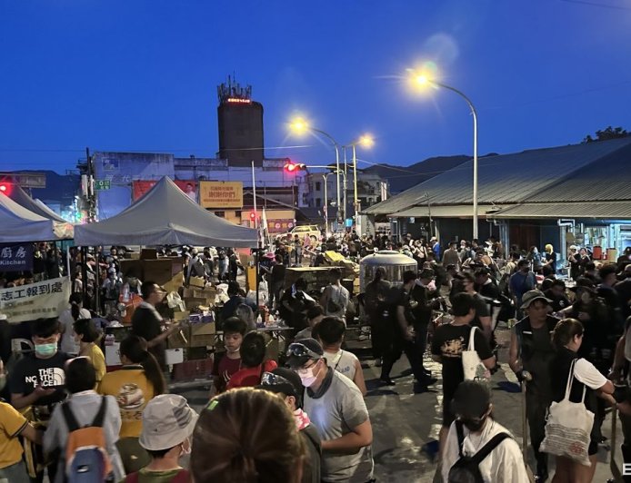 最暖中秋!光復車站前變迷你小夜市 吊車超人斜槓烤香腸爆人潮