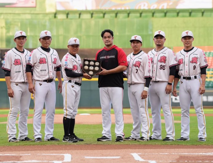 林智勝澄清湖終戰!台鋼送木雕誠意滿滿 洪一中領前隊友祝福