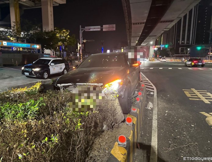 新莊賓士自撞翹孤輪影片曝!分隔島碎裂一地 疲勞駕駛釀禍