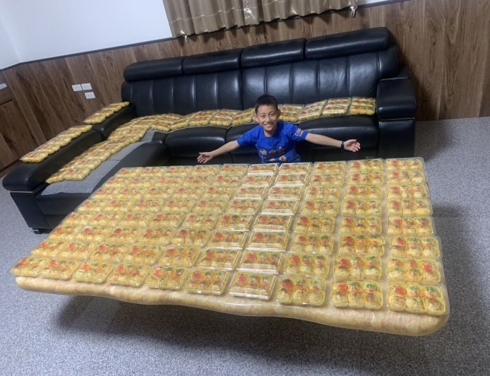 爽秀1500顆蛋黃酥「金磚」!台中這家人6hrs狂打2萬通終如願