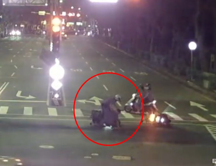 新北男烤肉小酌…遇警拒檢車陣中竄逃！結局逆轉吞29張罰單更慘