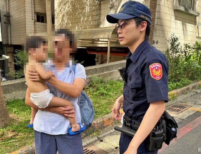基隆2歲尿布童清晨獨自遊蕩 警耐心拼湊「童言」助返家
