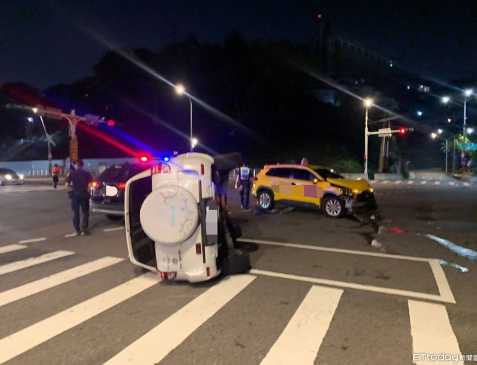 北投大度路車禍!休旅車路口左轉遭小黃撞翻 2人擦挫傷