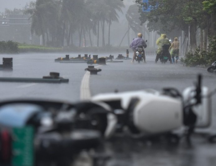 台风“麦德姆”携14级大风登陆广东徐闻,多地发生海水倒灌