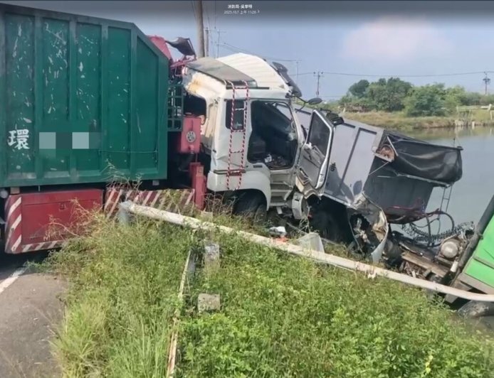 快訊/台南2大貨車相撞衝進魚塭 72歲駕駛身亡...現場慘況曝