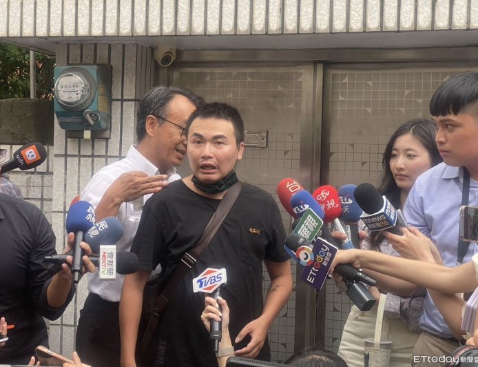「吃屎哥」闖羅明才反罷免晚會 撒冥紙嗆國民黨賣台!檢不起訴