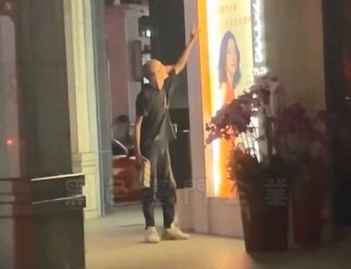 男半夜站醫美診所門口「與廣告女模對話」 拿磚猛敲詭異畫面曝