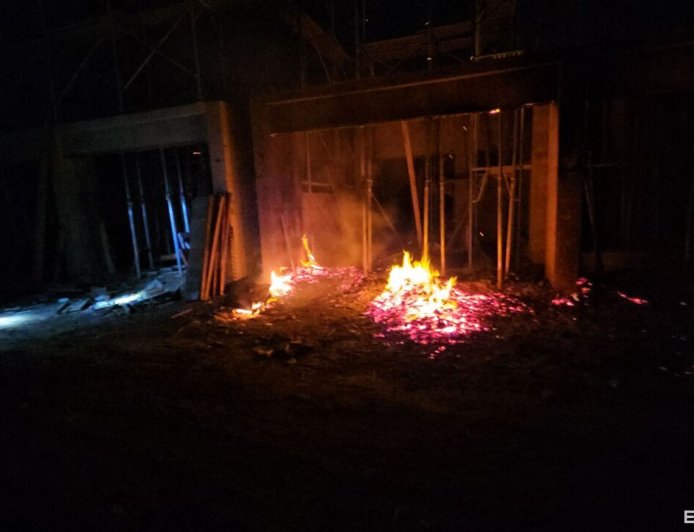 馬公市建案工地火警!「板模燃燒」畫面曝 消防到場灌水搶救