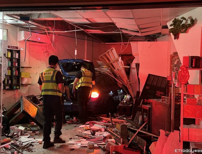 快訊/台中深夜轎車撞入民宅 屋內1女當場死亡