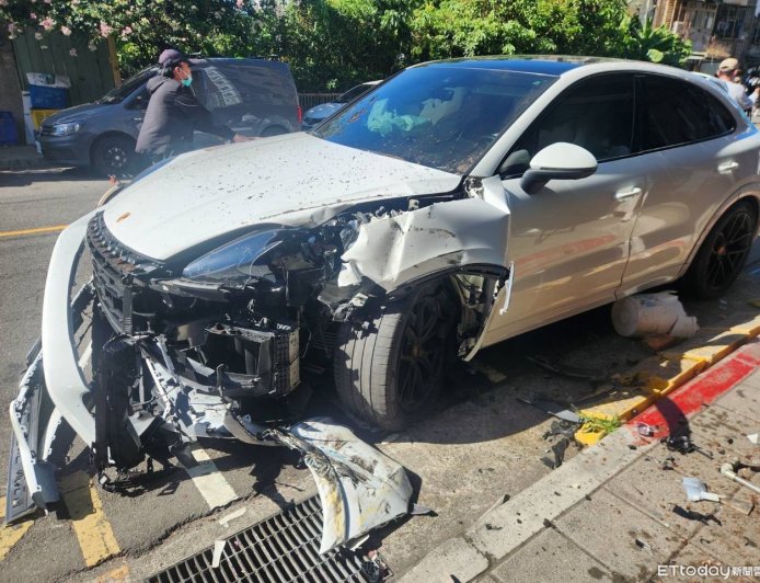 白色保時捷疑為閃狗失控!一連衝撞7車 車頭爛毀慘況曝光