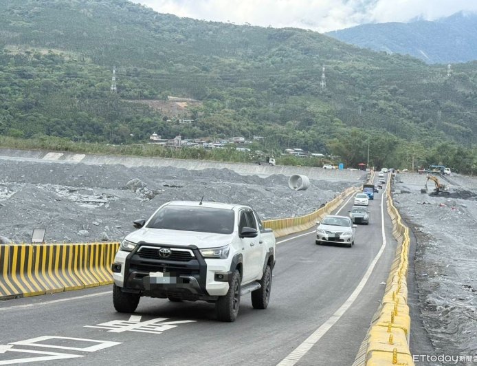 馬太鞍溪便道下午3點通車 公路局:鋼便橋明年1月底前完工
