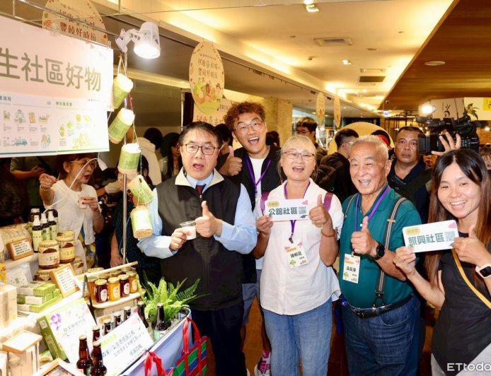 黃偉哲率隊北上快閃板橋!「秋收台南味」登場 哈密瓜、紅文旦香甜搶手