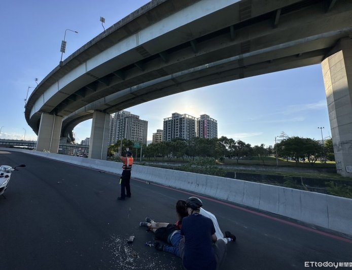 快訊/台64線重機自撞護欄!騎士墜10多公尺高架橋 雙腿骨折命危