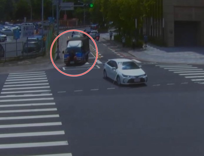 新北猴「站貨車車頭」燦笑玩命!離譜畫面曝光 警要開罰了