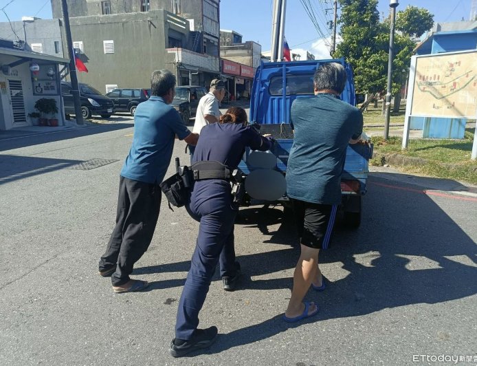 小貨車拋錨卡路中 長濱警推路邊化解危機