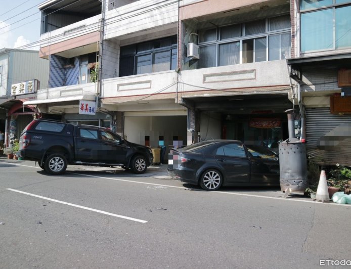 現場畫面曝！雙十連假阿里山公路釀碰撞　2車失控滑行衝進2民宅
