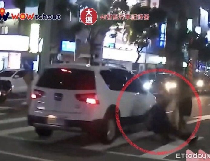 行人地獄再現!左營白車右轉未禮讓 斑馬線老翁慘遭撞倒地