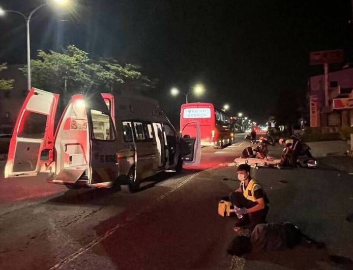 機車男女深夜追撞轎車!彈飛再撞公車 女乘客無生命跡象